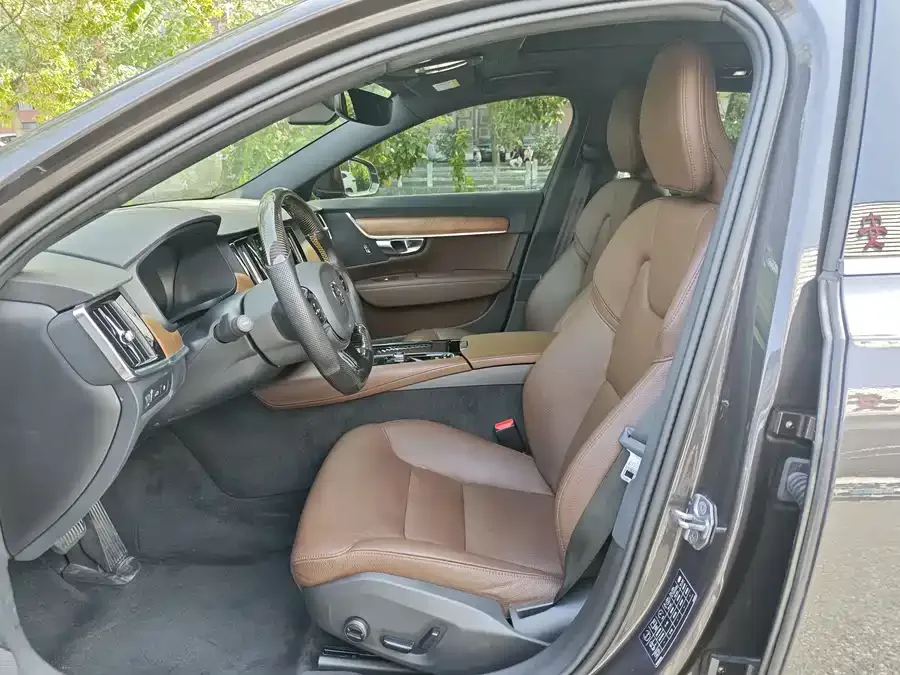 Volvo S90 plug-in hybrid Volvo S90 Plug-in Hybrid 2022 T8 E-Drive Hybrid Zhiyi Luxury Edition 2022 — миниатюра 2