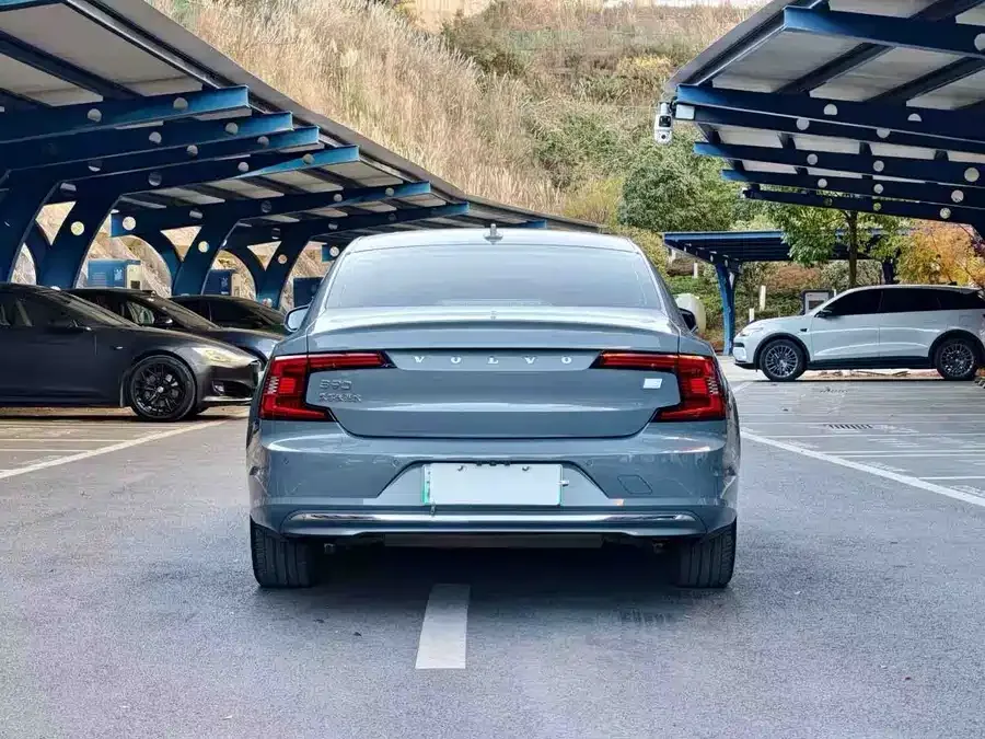 Volvo S90 plug-in hybrid Volvo S90 Plug-in Hybrid 2022 T8 E-Drive Hybrid Zhiyi Luxury Edition 2022 — миниатюра 2