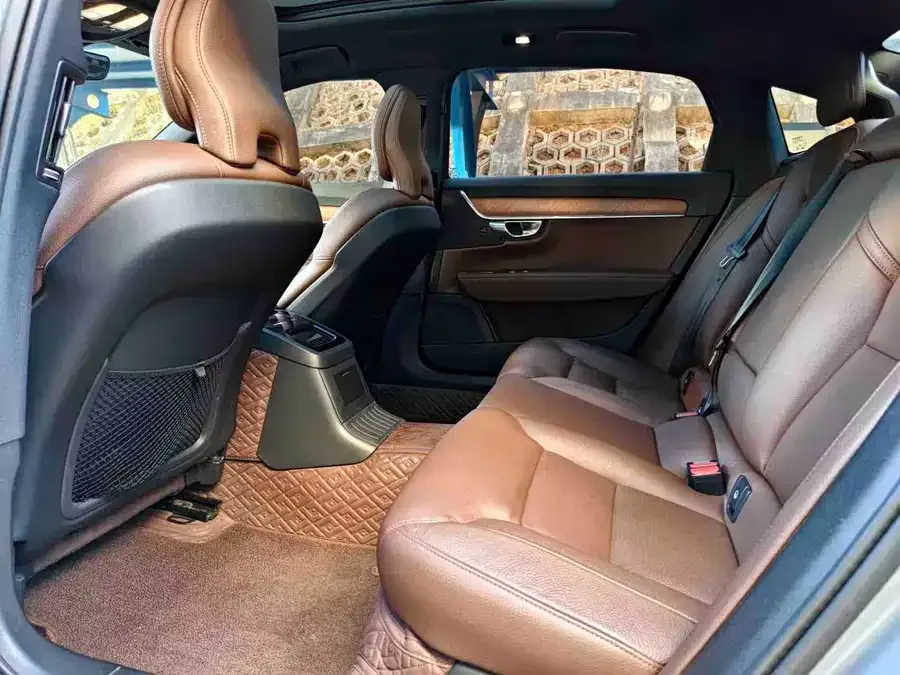 Volvo S90 plug-in hybrid Volvo S90 Plug-in Hybrid 2022 T8 E-Drive Hybrid Zhiyi Luxury Edition 2022 — миниатюра 3