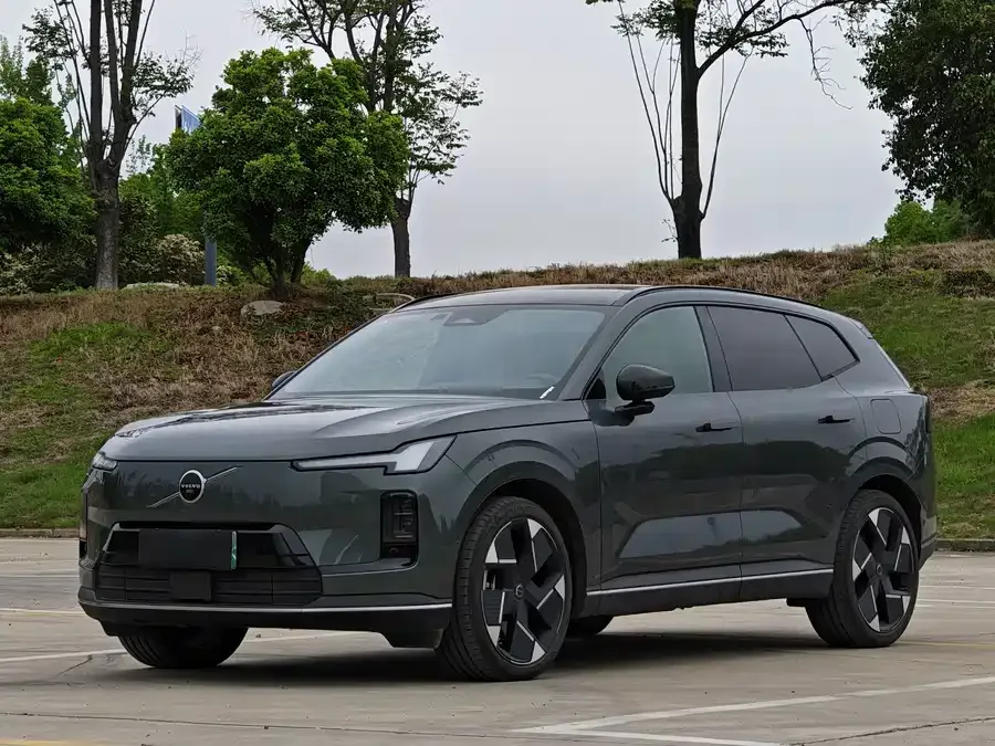 Volvo XC70 plug-in hybrid 2025