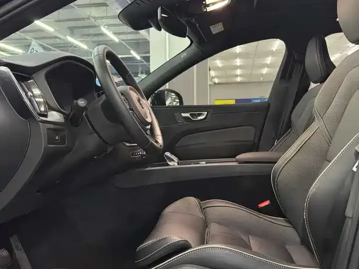 Volvo XC60 2026 B5 4WD Zhiyuan Polar Night Black Edition 2025 — миниатюра 4