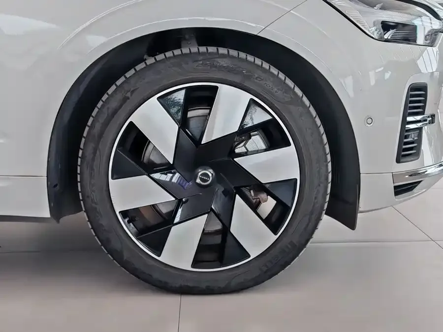 Volvo XC60 Plug-in Hybrid 2025 Plug-in Hybrid Long-range Four-wheel Drive Smart Luxury Edition 2024 — миниатюра 2