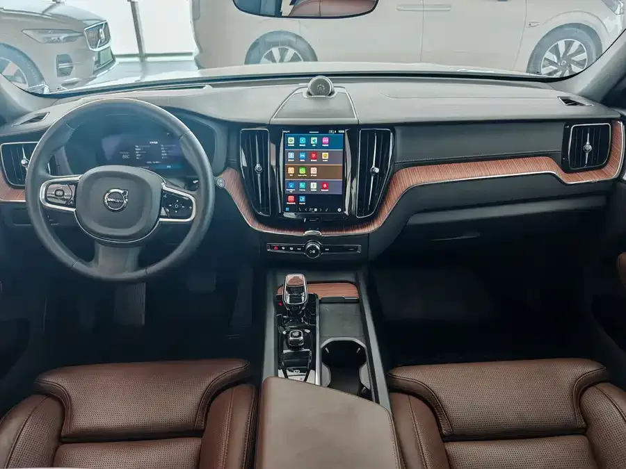 Volvo XC60 Plug-in Hybrid 2025 Plug-in Hybrid Long-range Four-wheel Drive Smart Luxury Edition 2024 — миниатюра 5