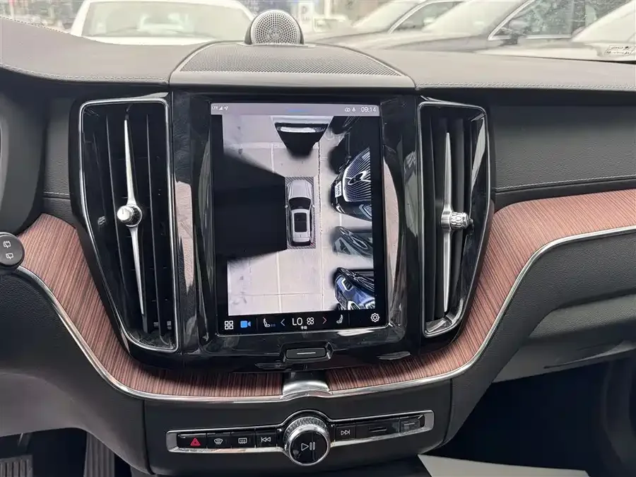 Volvo XC60 Plug-in Hybrid 2025 Plug-in Hybrid Long-range Four-wheel Drive Smart Luxury Edition 2024 — миниатюра 3