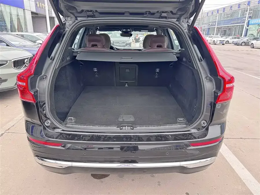 Volvo XC60 Plug-in Hybrid 2025 Plug-in Hybrid Long-range Four-wheel Drive Smart Luxury Edition 2024 — миниатюра 4