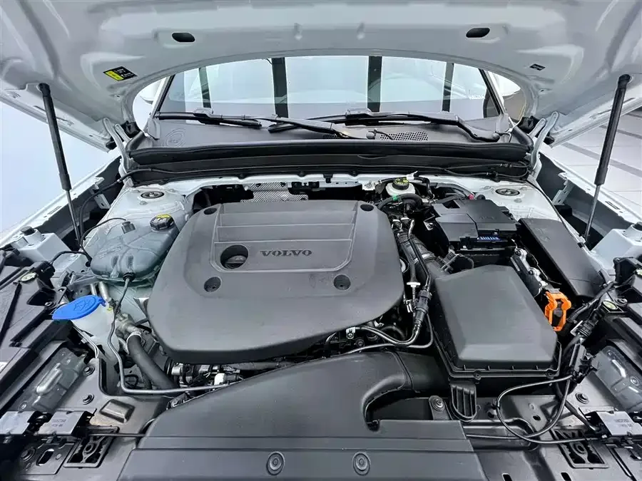 Volvo XC40 2024 B3 Zhiyuan Luxury Edition 2026 — миниатюра 2