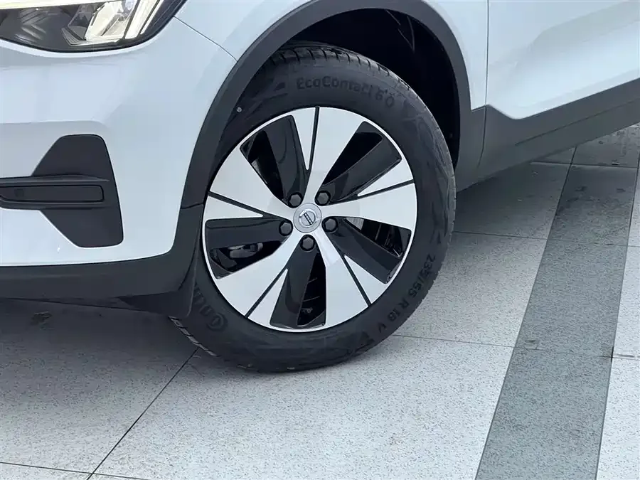 Volvo XC40 2024 B3 Zhiyuan Luxury Edition 2026 — миниатюра 3