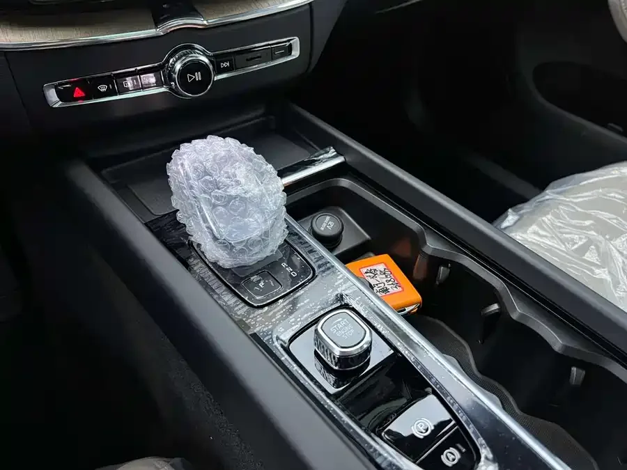 Volvo XC60 2026 B5 4WD Zhiyuan Luxury Edition 2026 — миниатюра 3