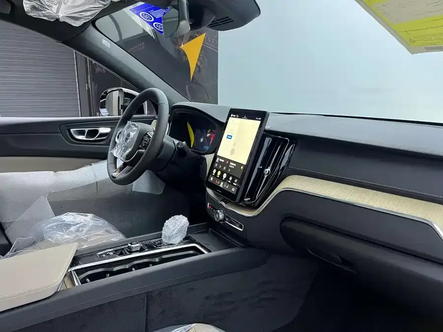 Volvo XC60 2026 B5 4WD Zhiyuan Luxury Edition 2026 — миниатюра 4