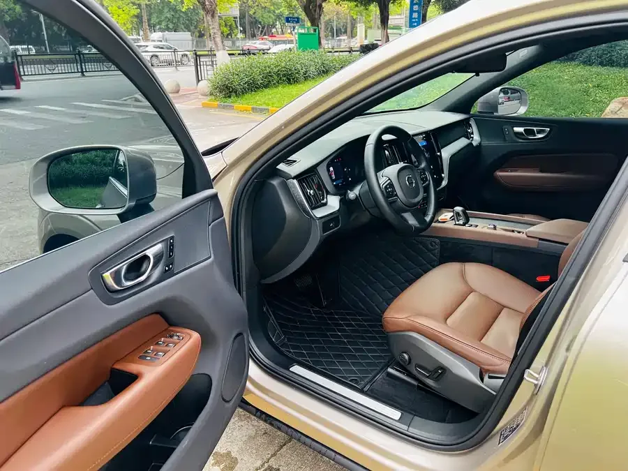 Volvo XC60 2025 B5 4WD Zhiyi Luxury Edition 2025 — миниатюра 3