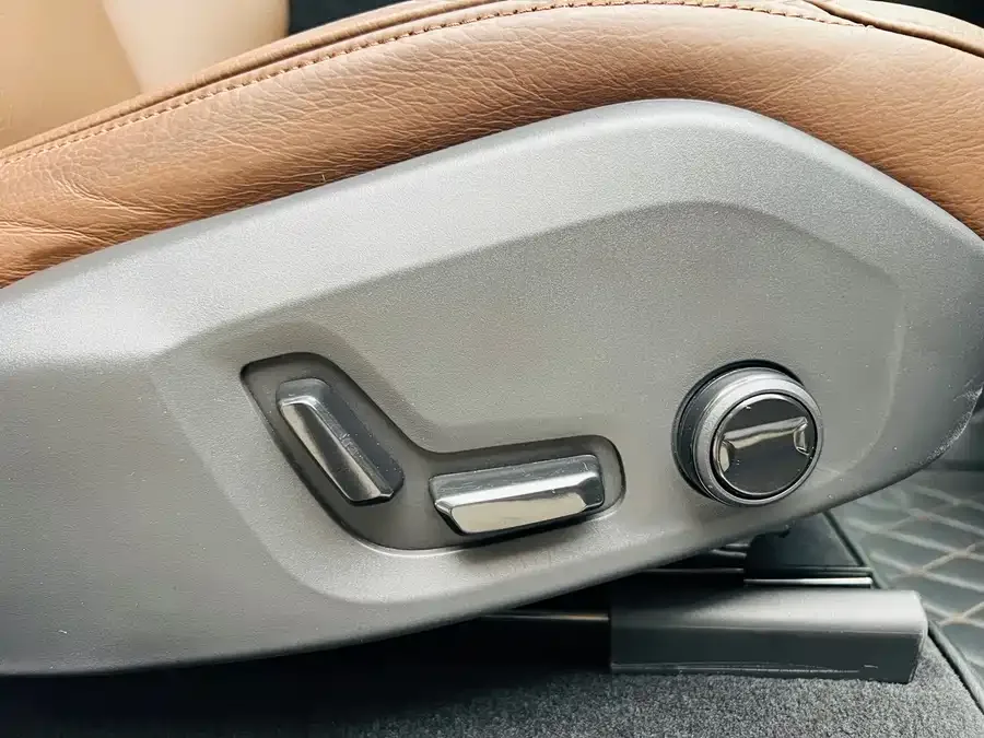 Volvo XC60 2025 B5 4WD Zhiyi Luxury Edition 2025 — миниатюра 4