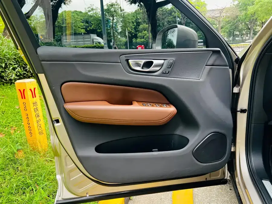 Volvo XC60 2025 B5 4WD Zhiyi Luxury Edition 2025 — миниатюра 5