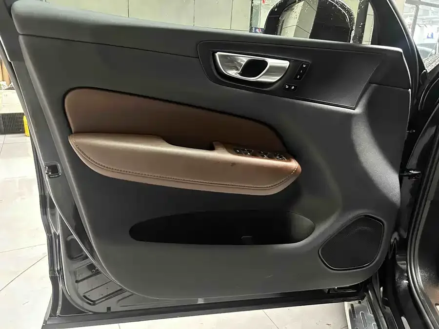 Volvo XC60 2024 B5 4WD Zhiyi Luxury Edition 2024 — миниатюра 3