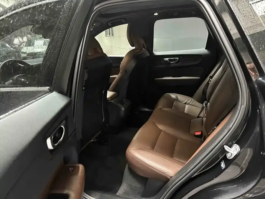 Volvo XC60 2024 B5 4WD Zhiyi Luxury Edition 2024 — миниатюра 5