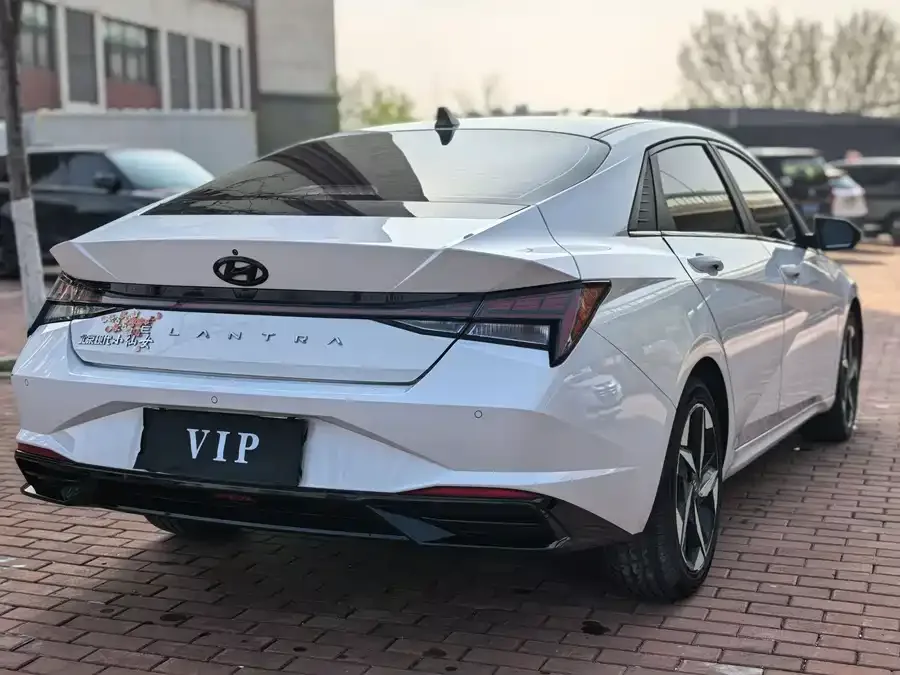 Hyundai Elantra Elantra 2023 1.5L CVT LUX Premium Edition 2022 — миниатюра 4