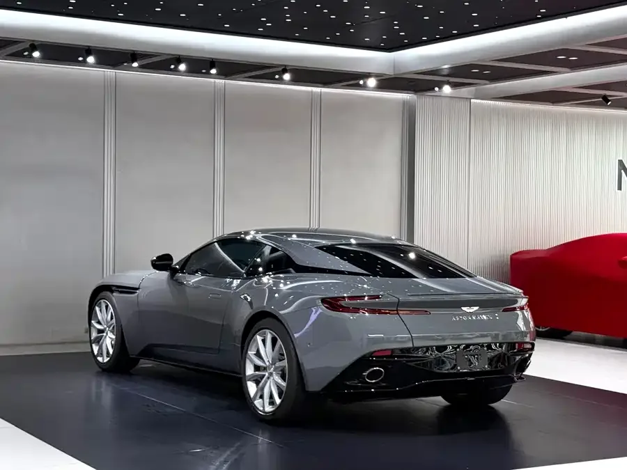 Aston Martin DB11 2022 4.0T V8 Coupe 2023 — миниатюра 3