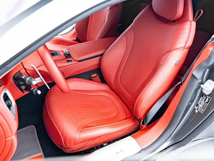 Aston Martin DB11 2022 4.0T V8 Coupe 2022 — миниатюра 3