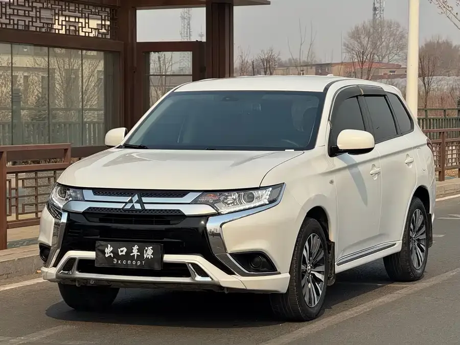 Mitsubishi Outlander Outlander 2021 facelift 2.0L 2WD 5-seater 2022 — фото 1, купить с доставкой в Москву