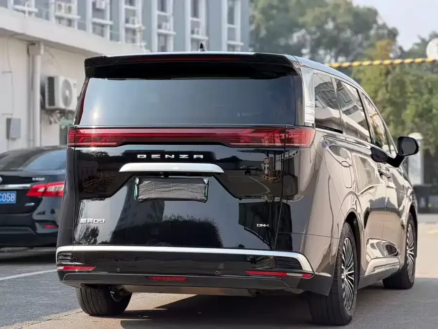 BYD D9 DENZA D9 2022 DM-i 1040 Premium Edition 2023 — миниатюра 3