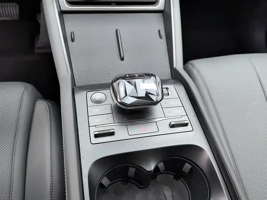 BYD Qin L Qin L 2025 DM-i Intelligent Driving Edition 80KM Beyond Edition 2025 — миниатюра 4