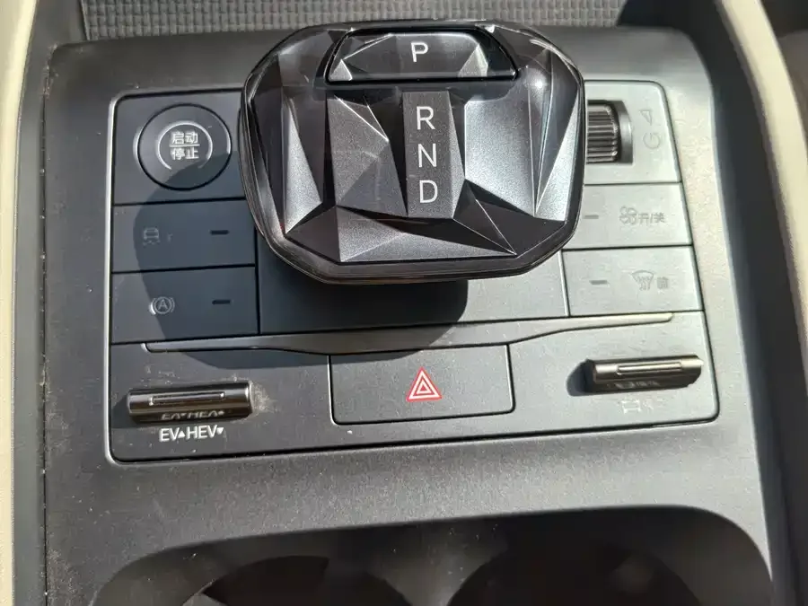 BYD Qin L Qin L 2024 DM-i 120KM Leading Edition 2024 — миниатюра 4