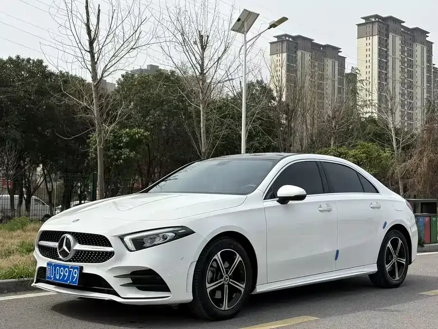 Mercedes-Benz Class A Mercedes-Benz A-Class 2023 A 200 L Fashion Edition 2023 — фото 1, купить с доставкой в Москву