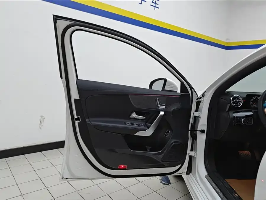 Mercedes-Benz Class A Mercedes-Benz A-Class 2022 Model Three A 200 L Sports Sedan Fashion Model 2023 — миниатюра 4