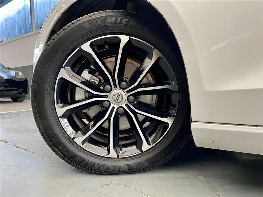 Volvo S60 2022 B4 Zhiyi Luxury Edition 2022 — миниатюра 5