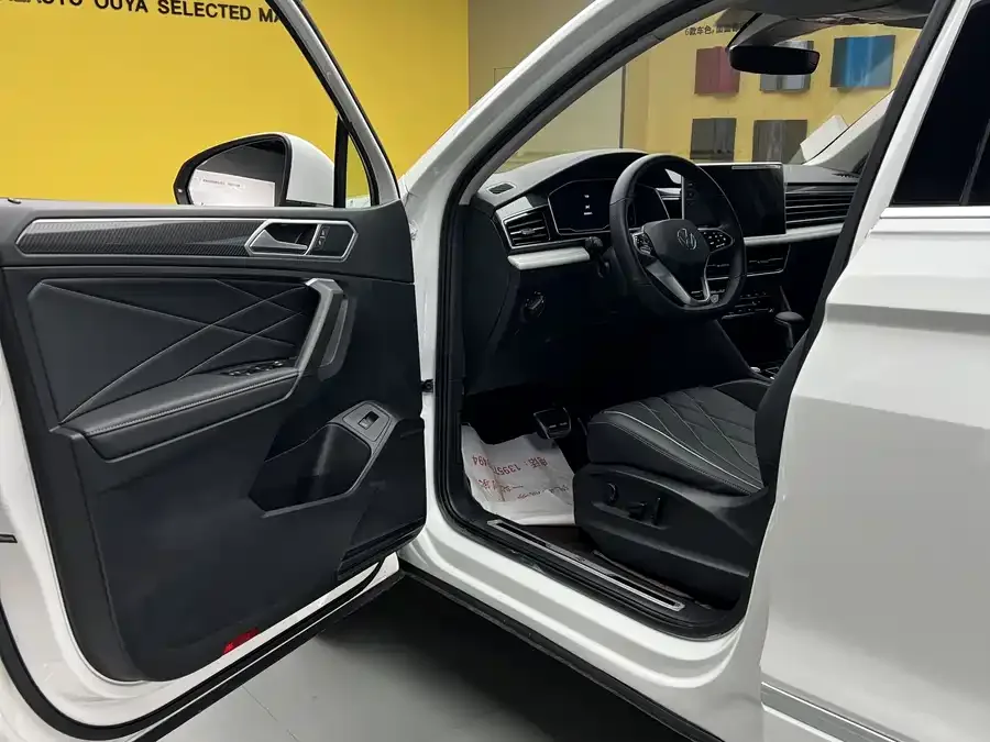 Volkswagen Tiguan L Tiguan L 2023 330TSI Automatic 2WD R-Line Enjoy Edition 2023 — миниатюра 4
