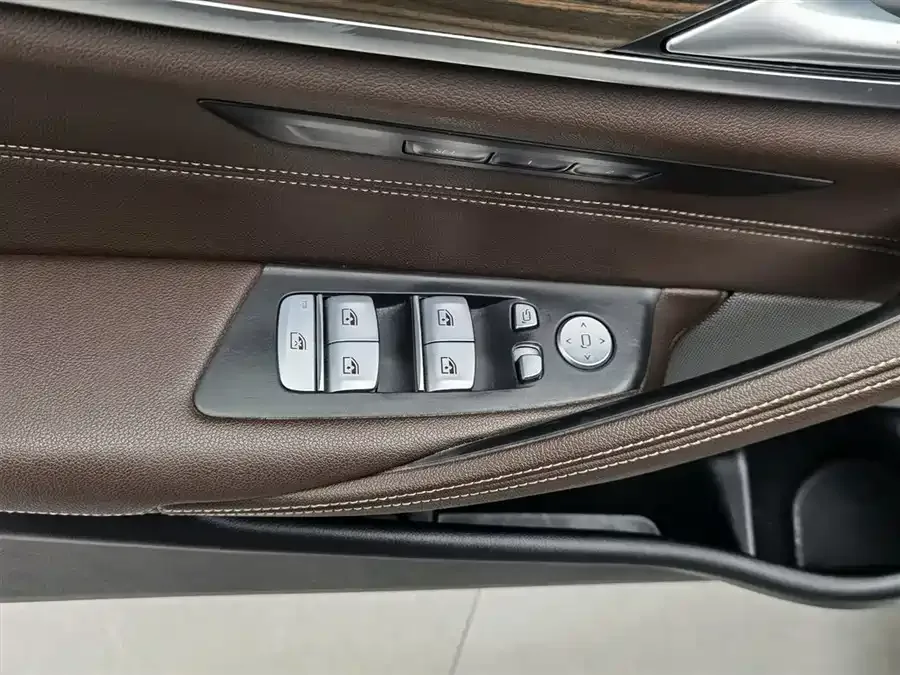 BMW 5 Series New Energy 2022 Model 535Le Luxury Package 2023 — миниатюра 3