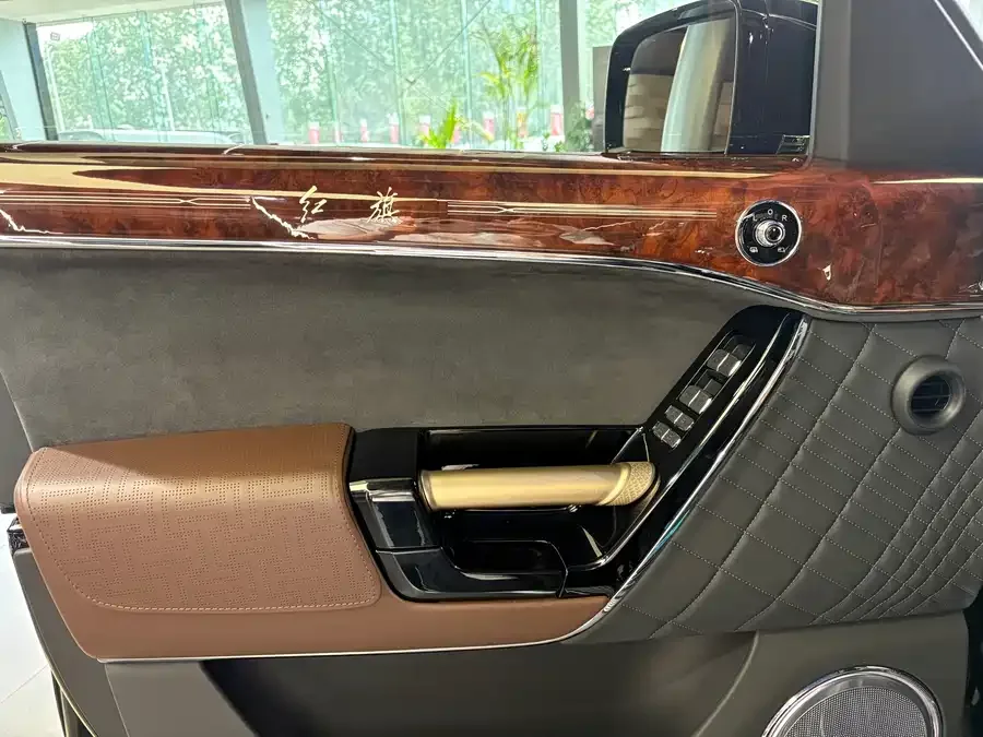 Hongqi Golden Sunflower National Glory Hongqi Golden Sunflower National Glory 2022 4.0T Elegant Flagship Edition 6-seater 2023 — миниатюра 3