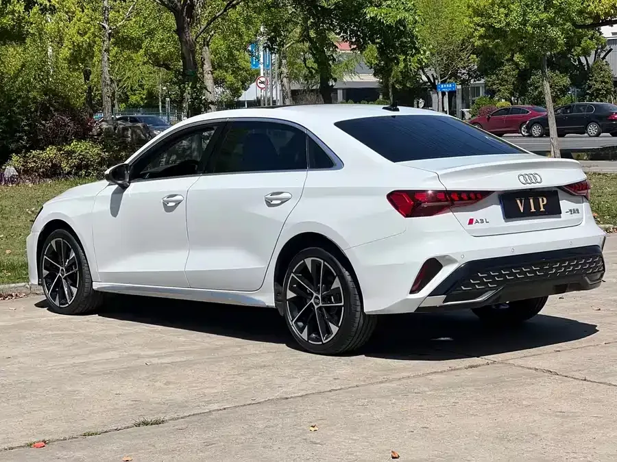 Audi A3 2025 A3L Limousine 35TFSI Flying Spur Premium Edition 2025 — миниатюра 3