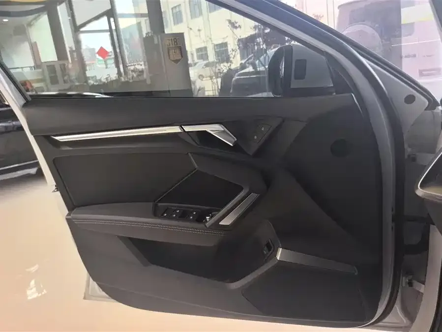 Audi A3 2025 Sportback 35TFSI Flying Spur Premium Edition 2025 — миниатюра 4
