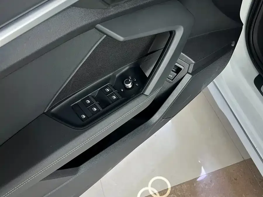Audi A3 2022 Sportback 35 TFSI stylish and sporty 2022 — миниатюра 4