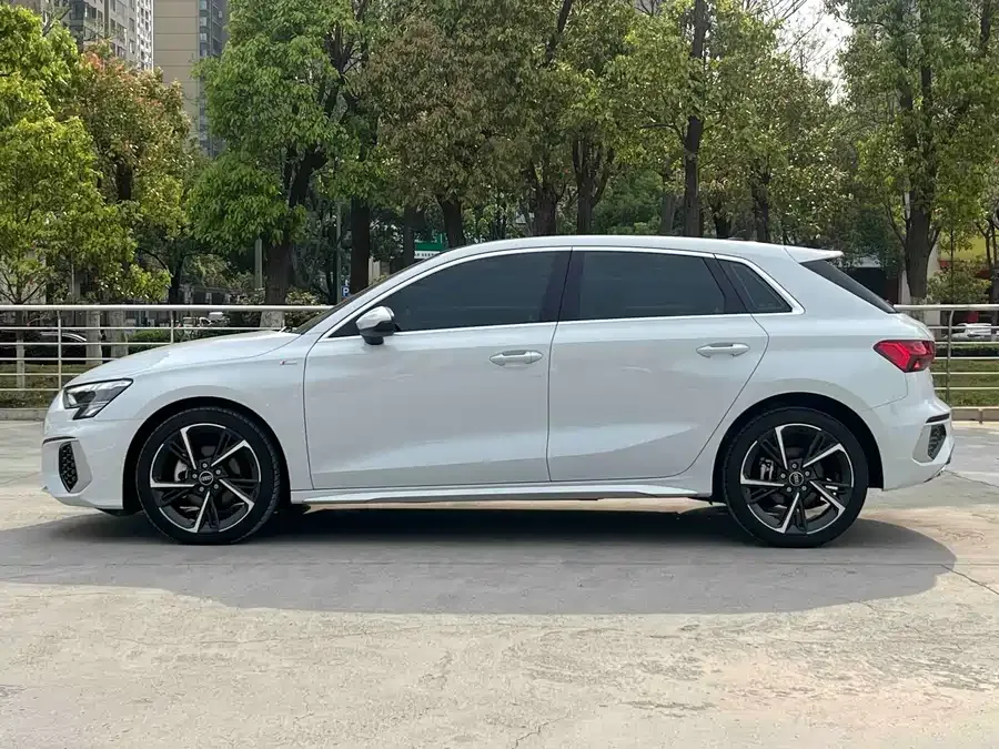 Audi A3 2023 facelift Sportback 35 TFSI stylish and sporty 2023 — миниатюра 3