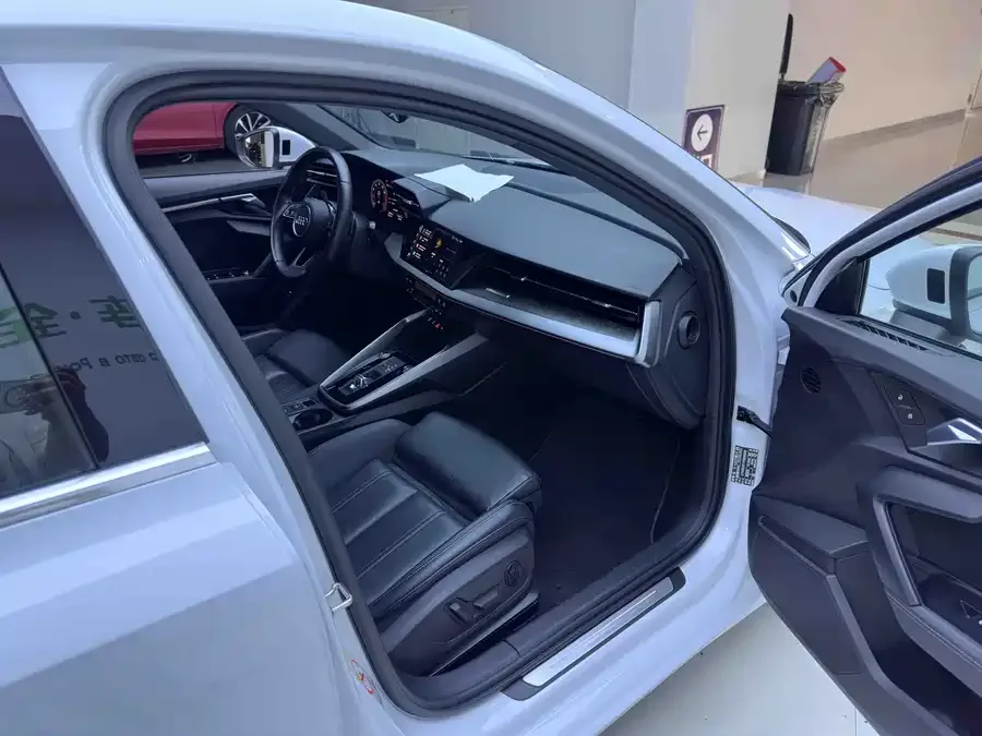 Audi A3 2023 Sportback 35 TFSI Luxurious and Elegant Model 2023 — миниатюра 5