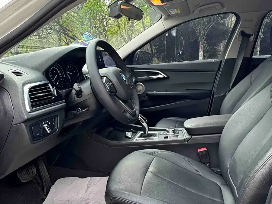BMW 1 series BMW 1 Series 2023 120i M Sport 2022 — миниатюра 3