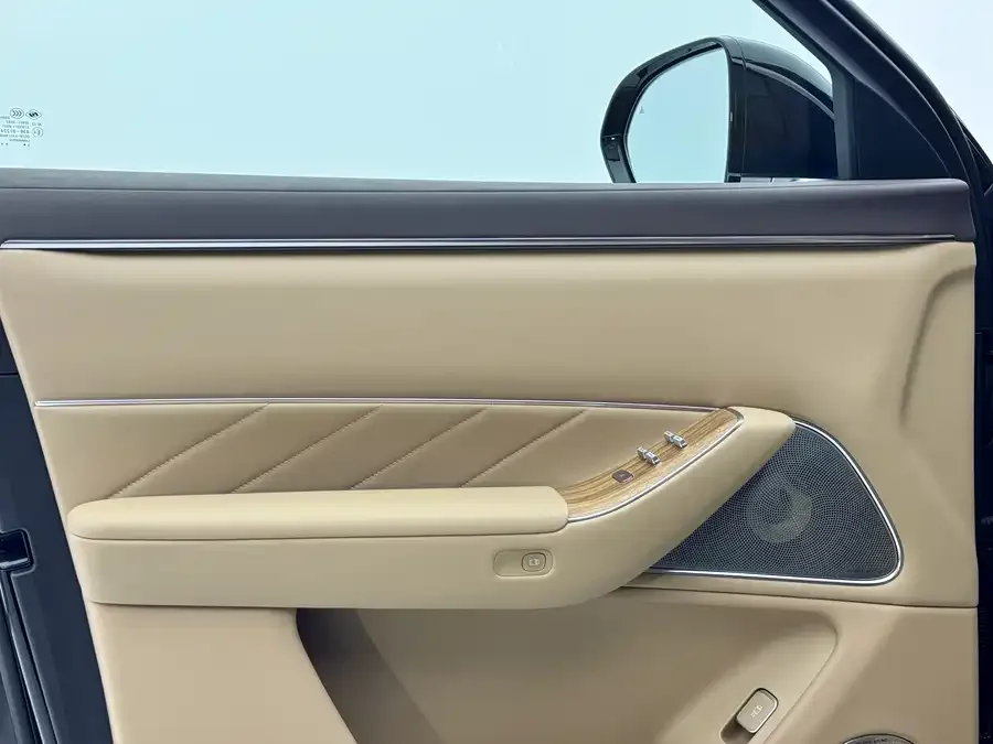 AITO M8 Wenjie M8 2025 Extended Range Ultra Edition 53.4kWh 6-Seat Version (192-line LiDAR) 2025 — миниатюра 3