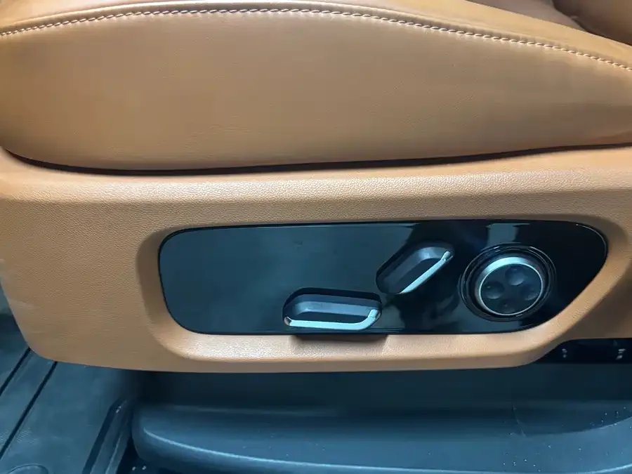 AITO M9 M9 2024 Extended Range Ultra Edition 42kWh 6-seater Edition 2024 — миниатюра 5