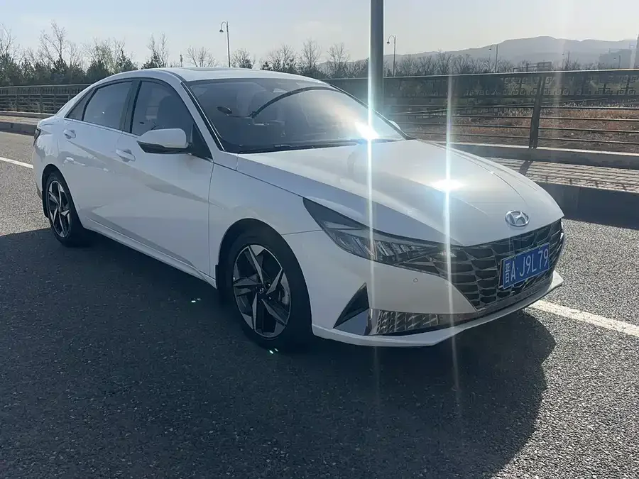 Hyundai Elantra Elantra 2022 1.5L CVT LUX Premium Edition 2022 — миниатюра 2
