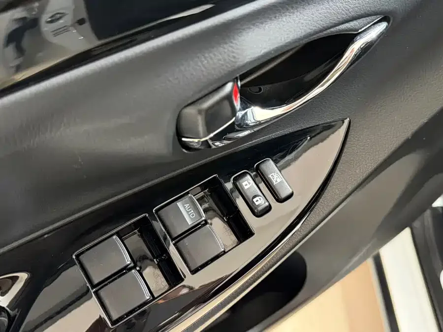 Toyota YARiS L YARiS L 2022 YARiS X 1.5L CVT Luxury PLUS Edition 2023 — миниатюра 5