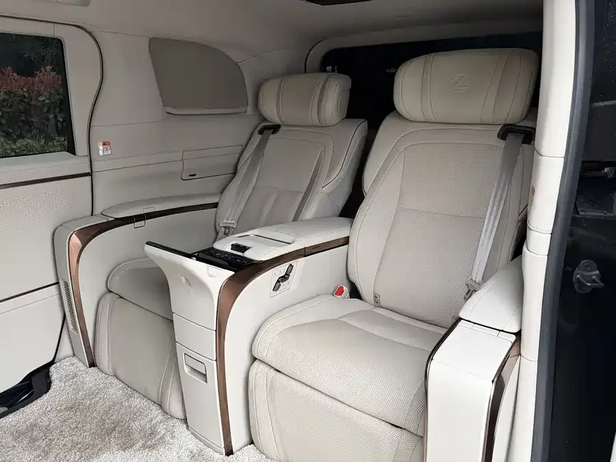 Lexus LM 500h 2025 Four-Seat Executive Edition 2024 — миниатюра 2