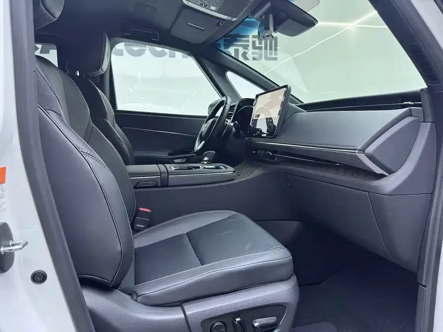 Lexus LM 2023 500h Six-seat Premium Edition 2024 — миниатюра 4