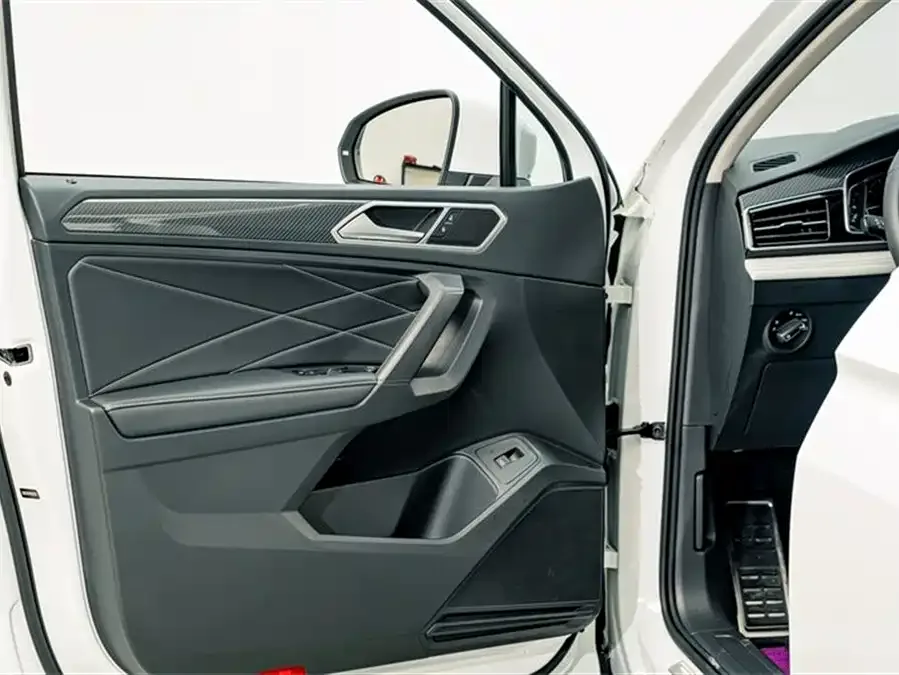 Volkswagen Tiguan L Tiguan L 2024 Outstanding Model 330TSI Automatic Two-Wheel Drive R-Line Dragon Glory Edition 2025 — миниатюра 5