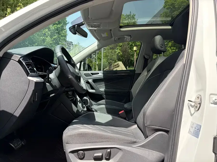 Volkswagen Tiguan L Tiguan L 2024 Outstanding Model 330TSI Automatic Two-Wheel Drive R-Line Dragon Glory Edition 2024 — миниатюра 5