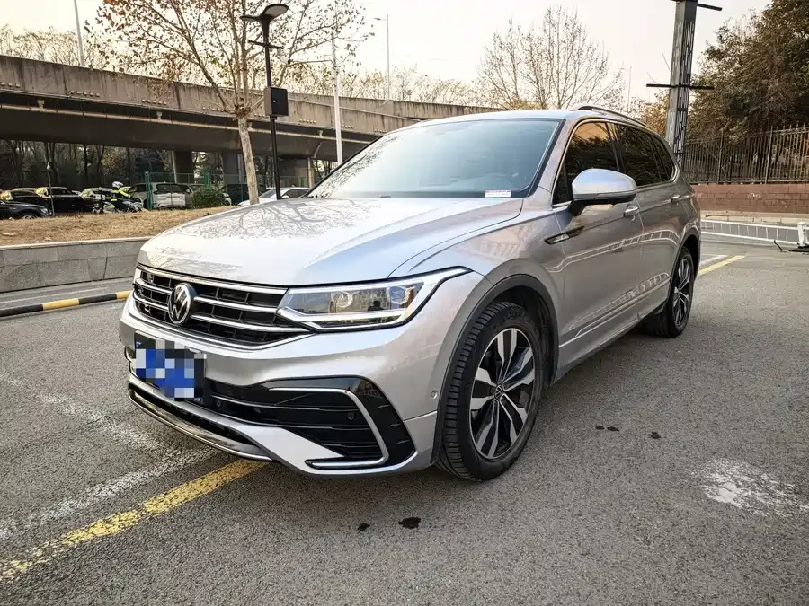 Volkswagen Tiguan L Tiguan L 2022 330TSI Automatic 2WD R-Line Enjoy Edition 2022 — фото 1, купить с доставкой в Москву