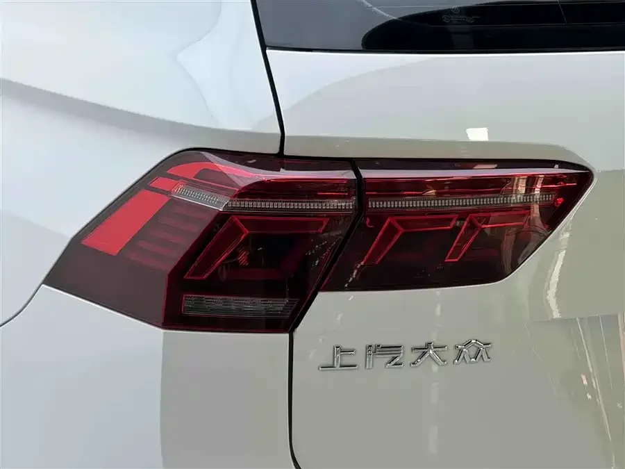 Volkswagen Tiguan L Tiguan L 2023 330TSI Automatic 2WD R-Line Enjoy Edition 2022 — миниатюра 3