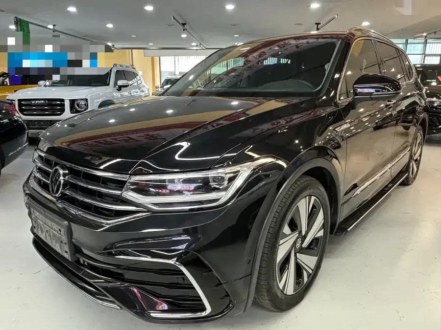 Volkswagen Tiguan L Tiguan L 2023 330TSI Automatic 2WD R-Line Enjoy Edition 2023 — фото 1, купить с доставкой в Москву
