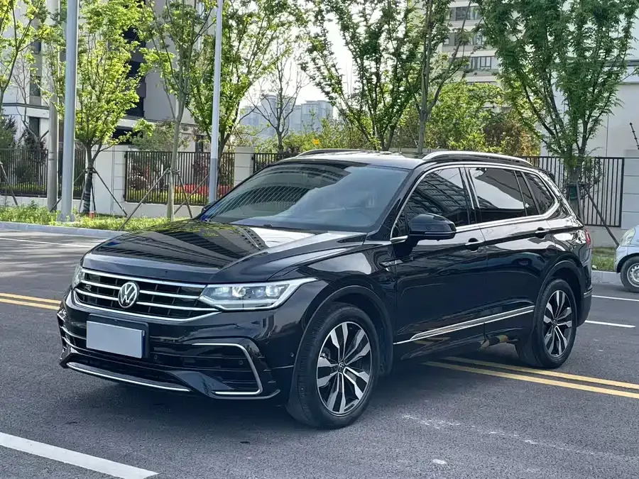 Volkswagen Tiguan L Tiguan L 2022 330TSI Automatic 2WD R-Line Enjoy Edition 2022 — фото 1, купить с доставкой в Москву