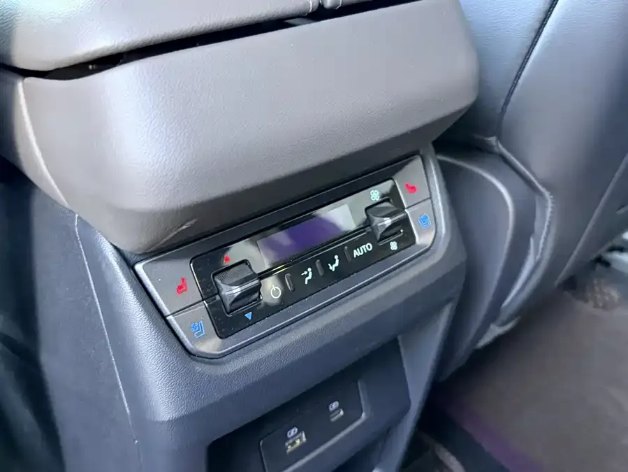 Ford Edge 2025 Sharp L 2.0T EcoBoost 4WD 7-seater Ultimate Edition 2025 — миниатюра 2